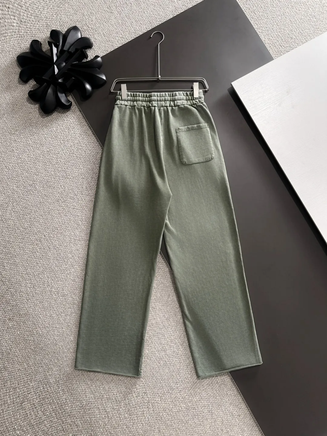 Next day shipment P360 Stone lsland/Stone Island Mouth Joint Exclusive launch of 25ss autumn and winter new high-quality trousers Compare real-life details at will The craftsmanship that ordinary small workshops cannot copy Top-level ZP development Unique imported fabric feel Purely imported German machine production Precision operation Ten thousand needle density A pair of trousers with rich details You can see the development strength A full set of new accessories can be customized simultaneously Simple yet elegant Soft, delicate and comfortable The upper body is versatile and fashionable A perfect choice for autumn and winter. A must-have item. Loose fit. Please refer to the size chart when placing an order: S to XL (or state your height and weight when placing an order)